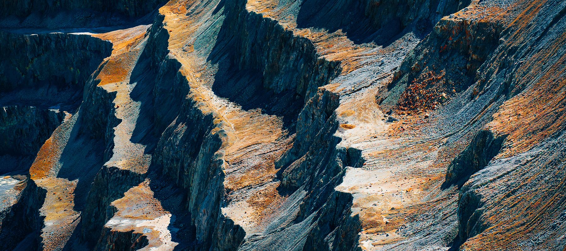 A close-up view of sharp ridges on the side of a cliff. 